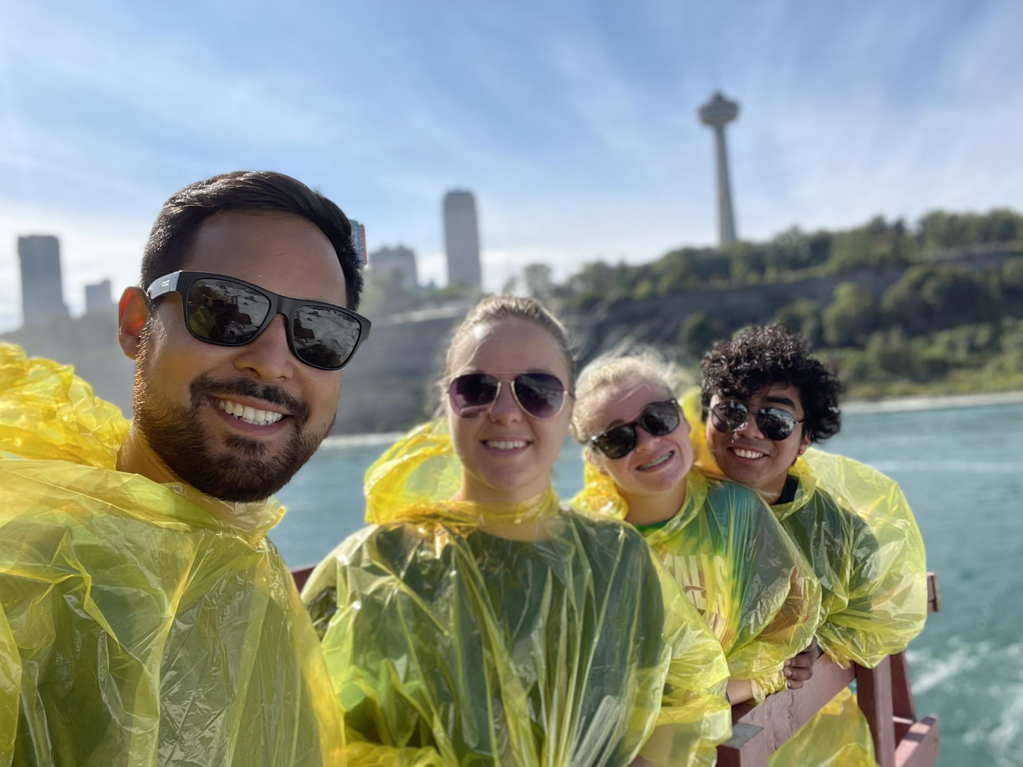 Trip to Niagara Falls featuring bridesmaid, Kaitlyn Rodriguez
Viaje a las Cataratas del Niágara con la dama de honor, Kaitlyn Rodríguez