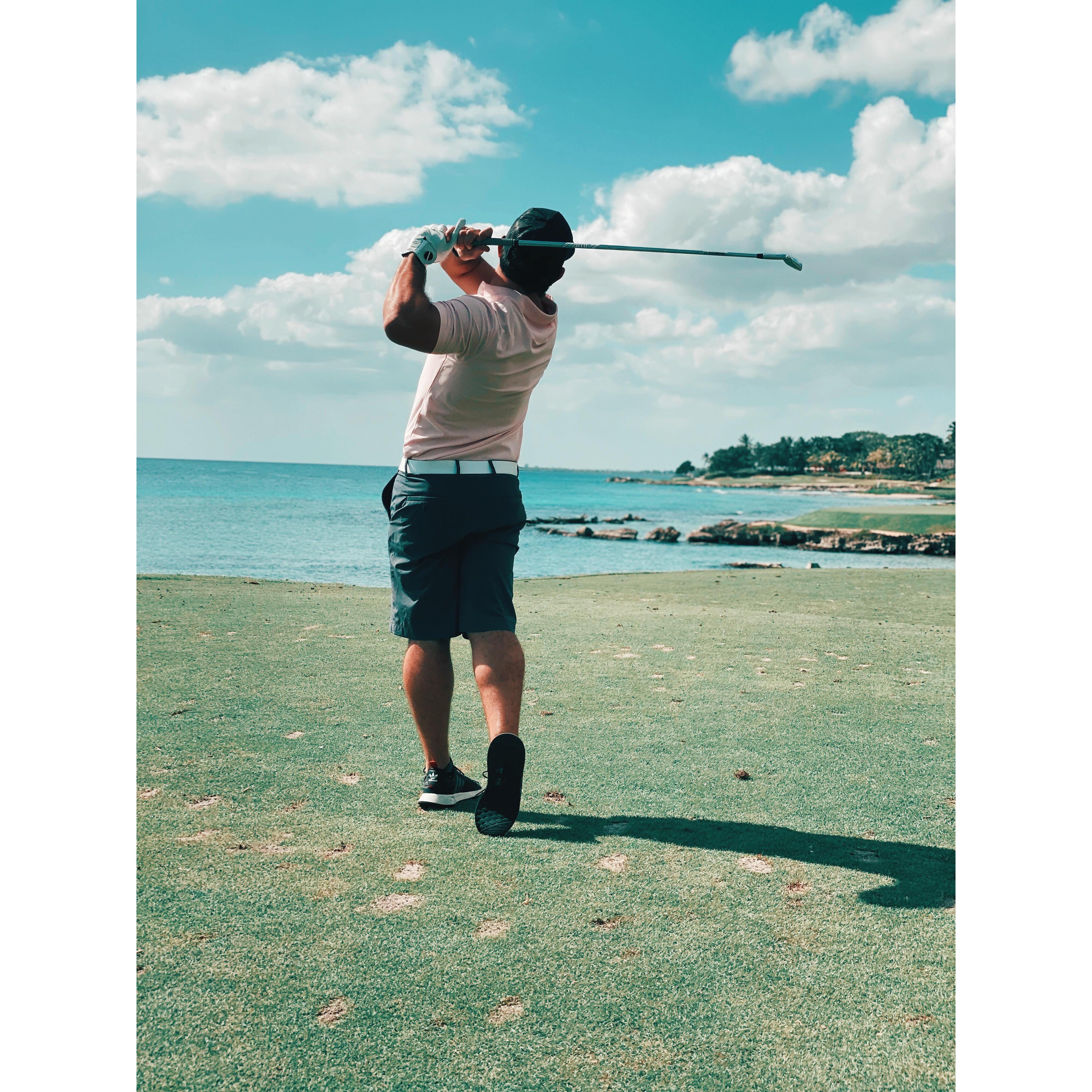 As golf widow season continues, Fortu's swing keeps getting better! Look at that photo!
