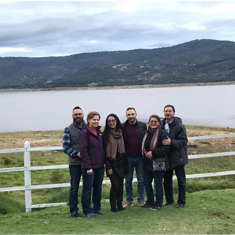 Family in a small town near Bogotá.
La familia en Guatavita, Colombia.