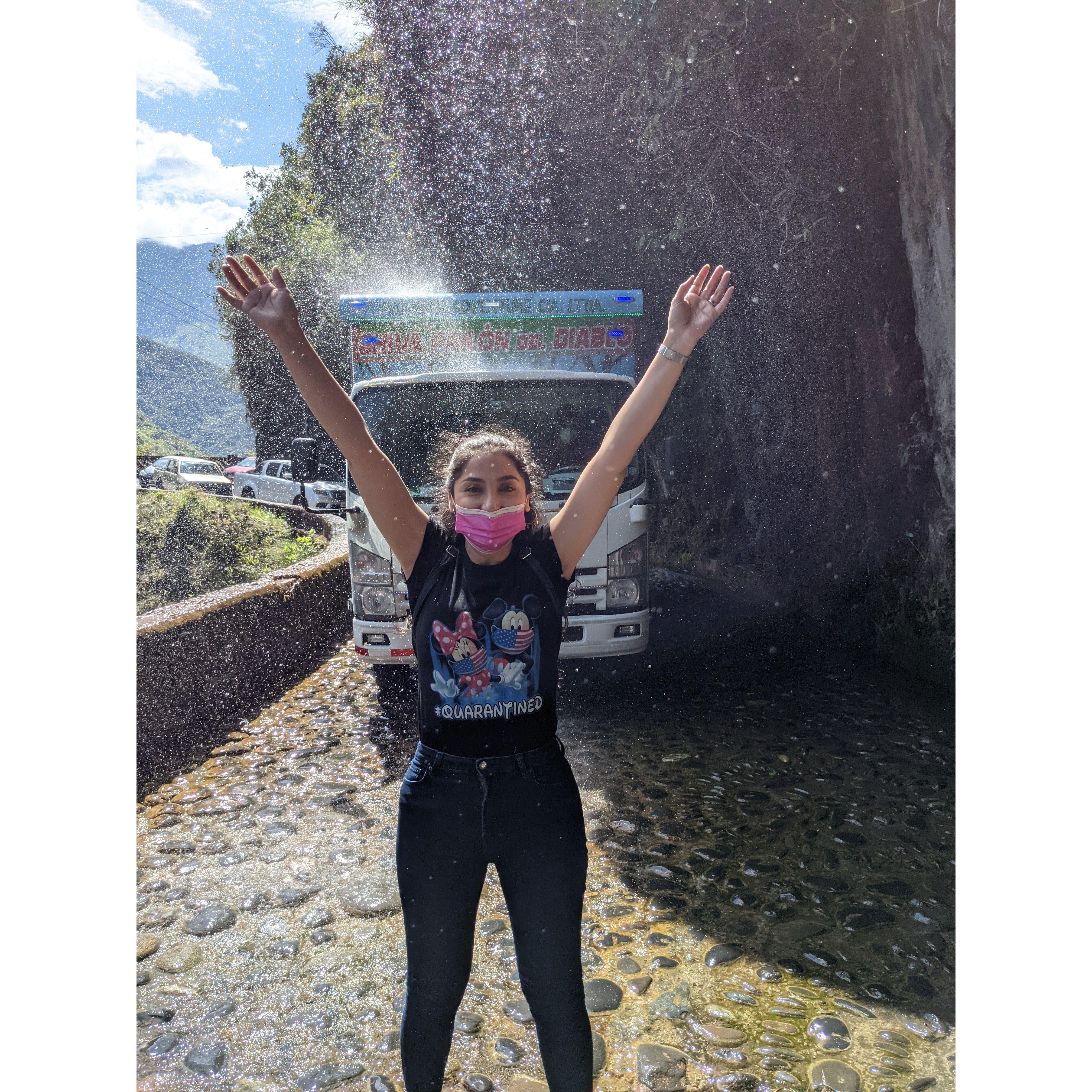 En Baños recibiendo las buenas vibras bajo el agua.