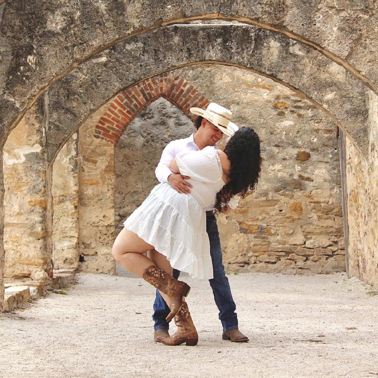 Engagement photoshoot/Sesión de fotos de compromiso 💍🤍

His favorite photo/Su foto favorito 🥰
