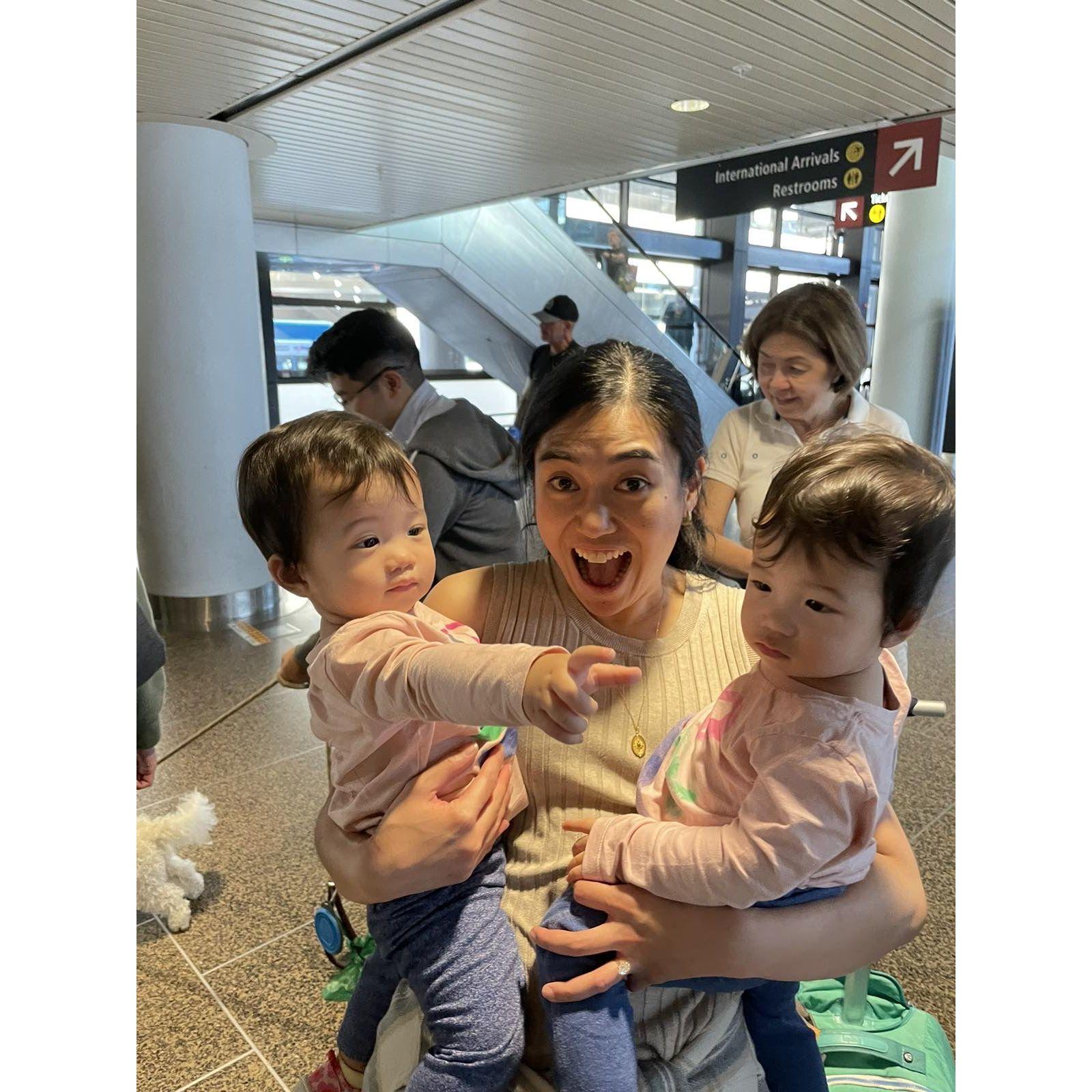 Jesse meeting her twin nieces Emma and Ava for the first time! #flowergirls