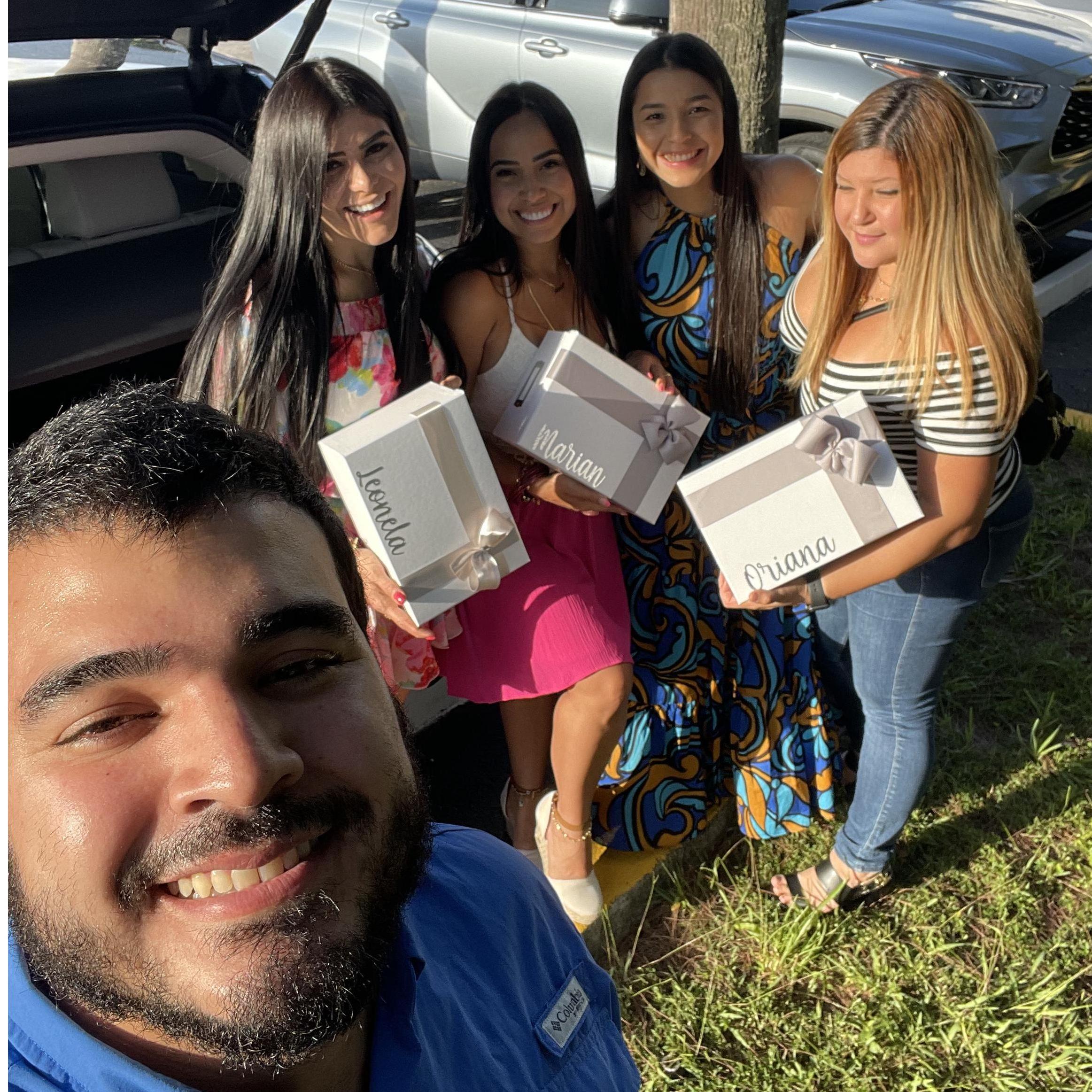 Bride's Squad!!!!!
La novia las ama! Para los novios es alocado y divertido los momentos con ellas.