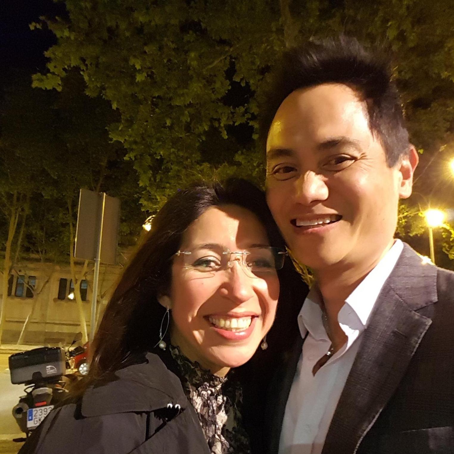 Evening of our first date. Strolling through the old town with Spanish guitars playing. It was magic.
La primera cita. Paseando por el casco antiguo tocando guitarras españolas. La noche fue magica.