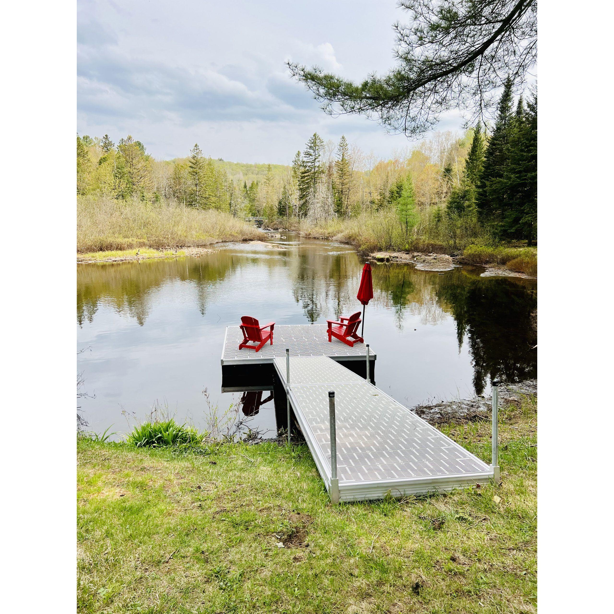 Relaxer sur le bord de l'eau