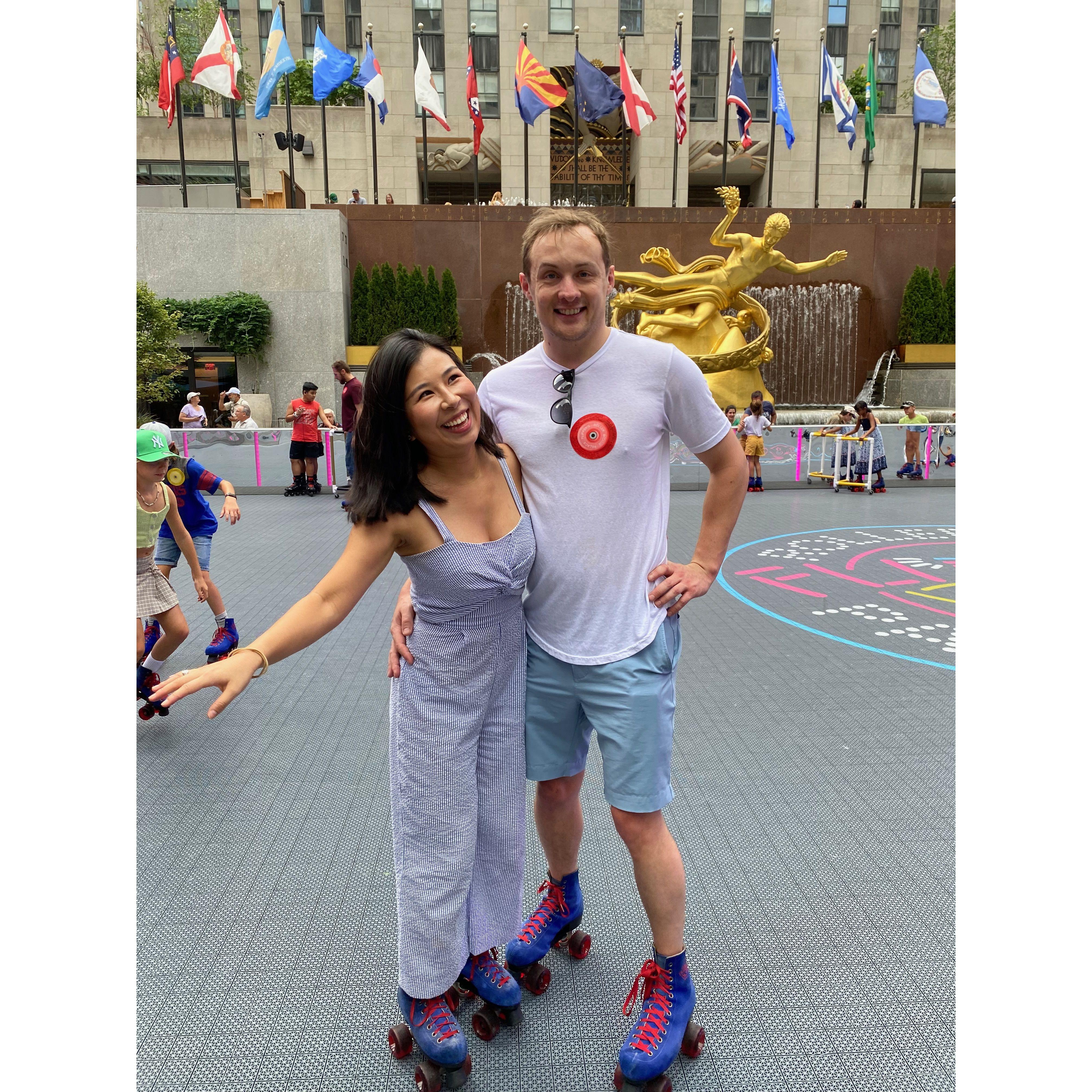 They continued to see each other throughout 2022 and 2023: Rollerblading. 2022年和2023年，他们从相遇到相知，一起滑轮滑