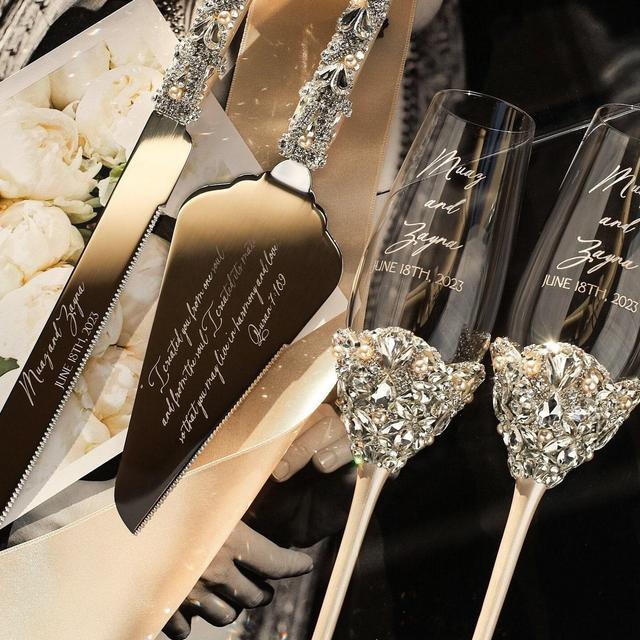 Personalized wedding gift for couple champagne flutes and cake cutting set Wedding toasting glasses and cake knife set 25th Anniversary gift