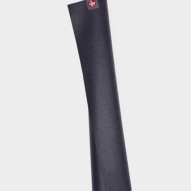 Manduka eKO Superlite Yoga Travel Mat – 1.5mm Thick Travel Mat for Portability, Eco Friendly and Made from Natural Tree Rubber. Superior Catch Grip for Traction, Dense Cushioning for Support and Stability in Yoga, Pilates, and all Fitness.