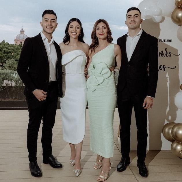 Cena de compromiso: Un amor que crece y una familia que lo celebra con nosotros.