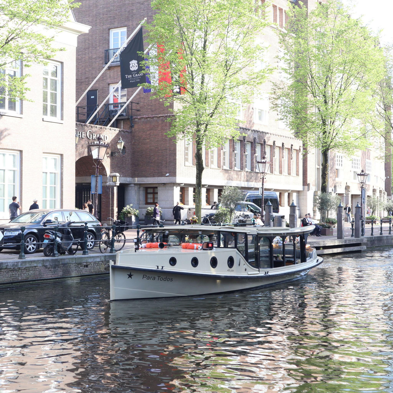 Relaxing boat rides through the canals in Amsterdam!
