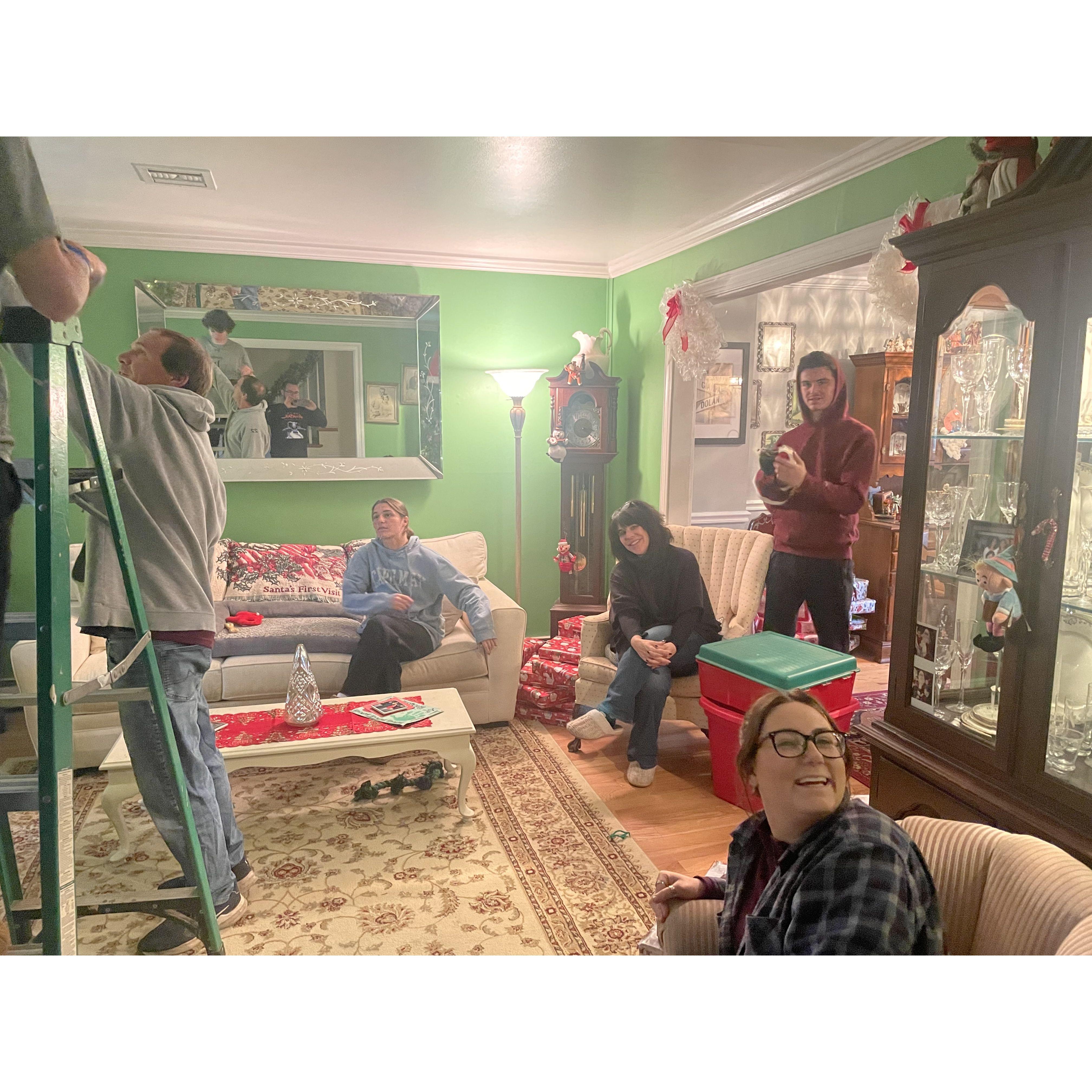 Decorating the Christmas Tree 2022