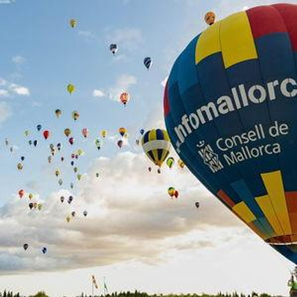 Passeio romântico de balão ao nascer do sol
