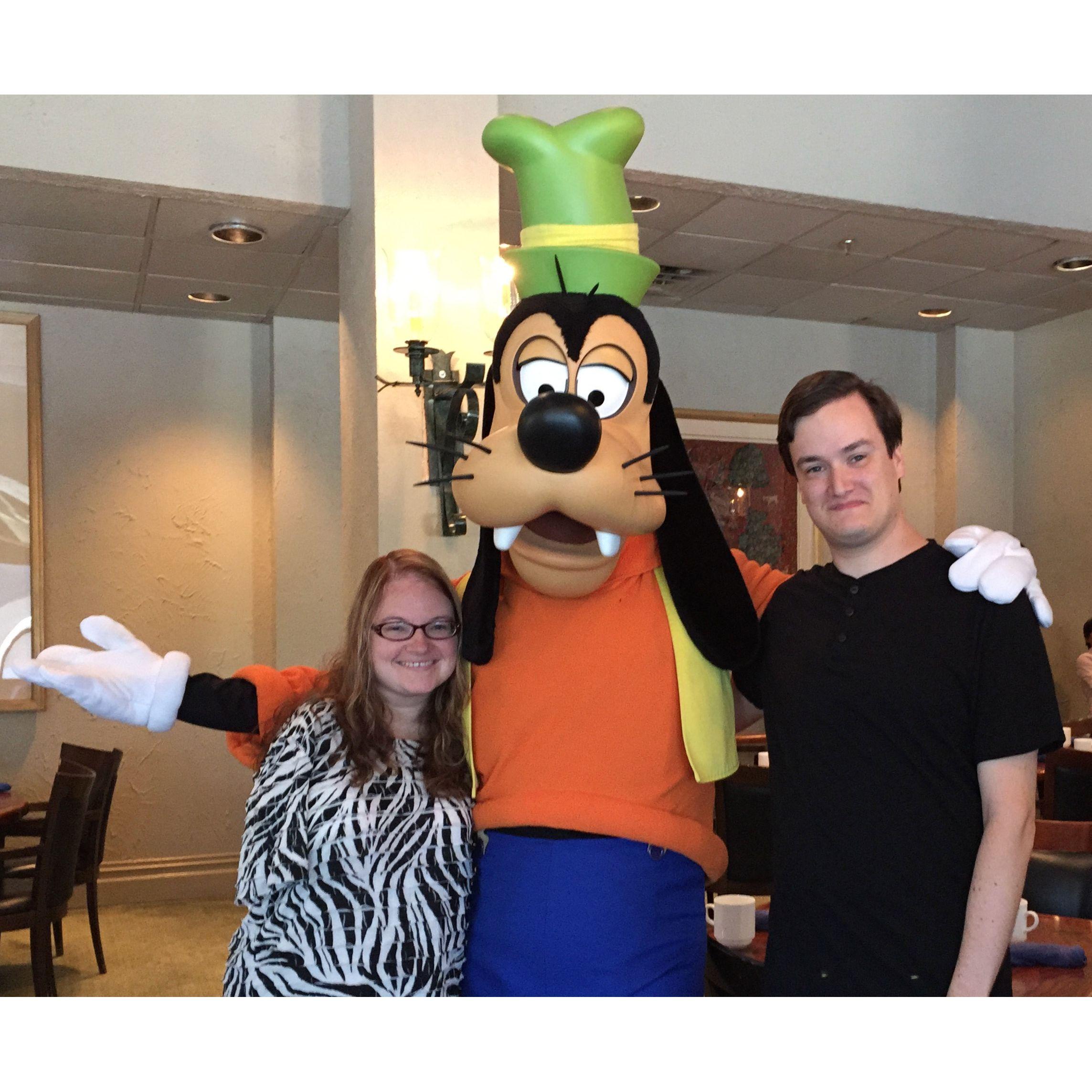 Olivia and Zac smiling with Goofy from Disney