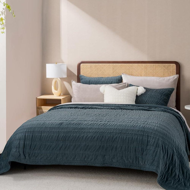 EVERGRACE Velvet Quilt Queen Size, Luxury Velvet Bedding Set, Ultra Soft Ruched Quilt Sets, Lightweight Velvet Comforter Set, Vintage Textured Velvet Bedspread Coverlet with 2 Shams, Stormy Blue
