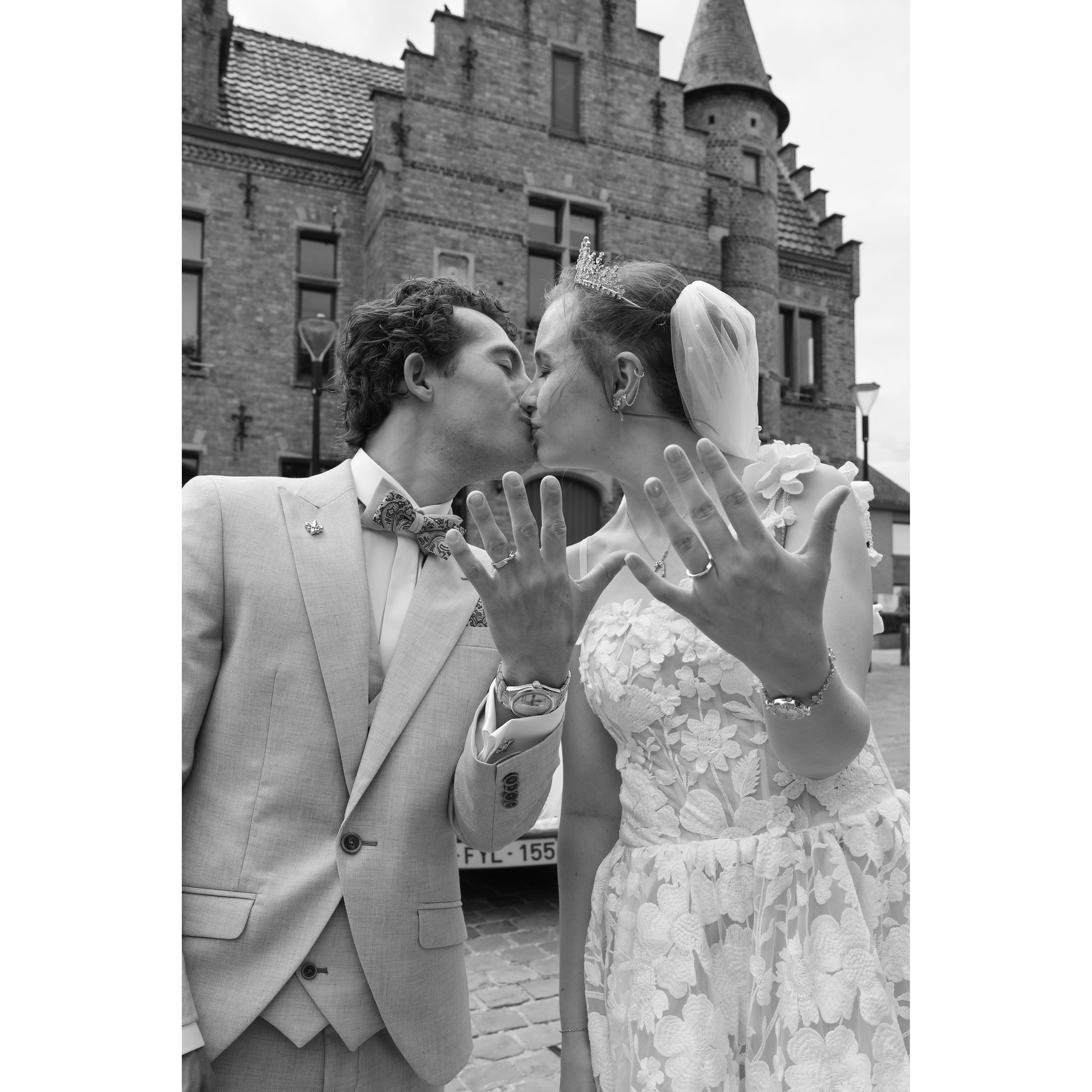 Wij zijn man en vrouw, tijd om onze ringen aan de wereld te tonen!