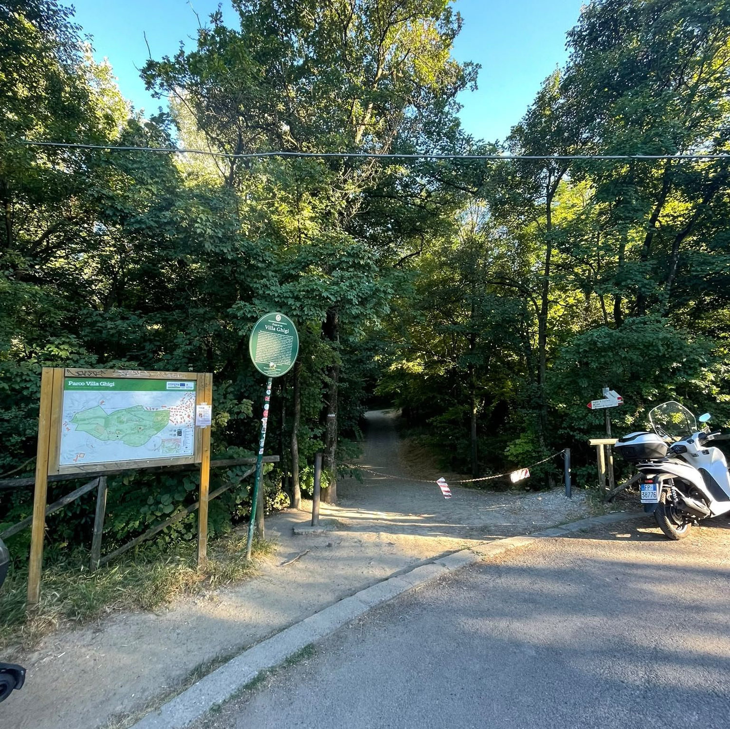 From the parking lot follow this path towards Villa Ghigi