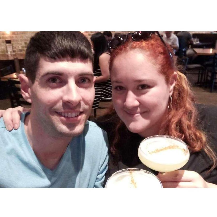 The Freakin' Incan is a Peruvian restaurant run by a cousin. Daniel had ceviche for the first time. Andrea was excited to find some Pisco sours in Atlanta! Delicious! - Pisco sour y ceviche en Atlanta