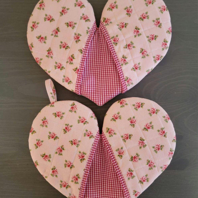 Sweet Heart Oven Mitts, Set Of Two Quilted Heart Pot Holders, Pink Rose Hot Pads, Housewarming Gift, Handmade Gift, Heart Decor
