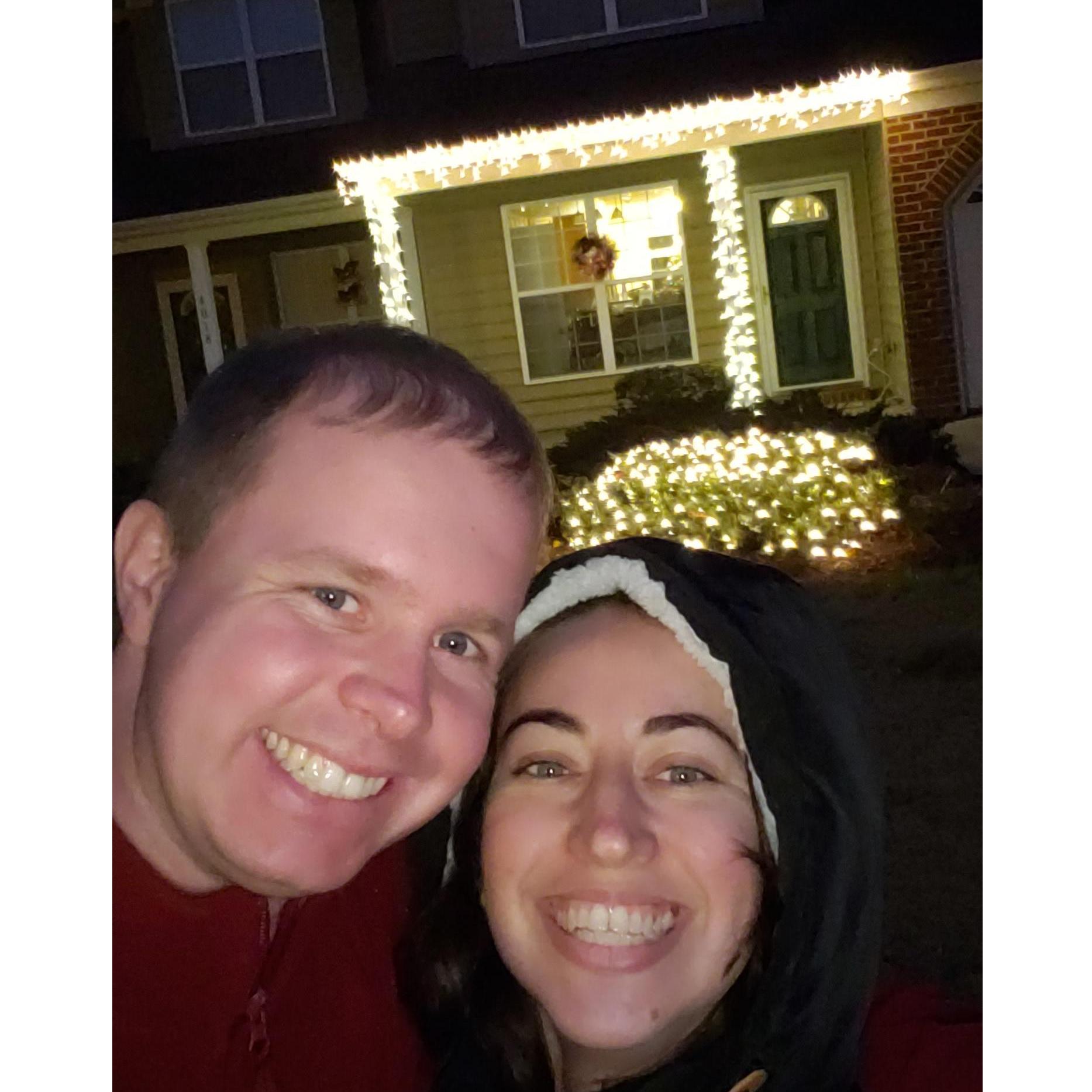 Decorating the house for our first Christmas together. / 
Decorando la casa para nuestra primera Navidad juntos.