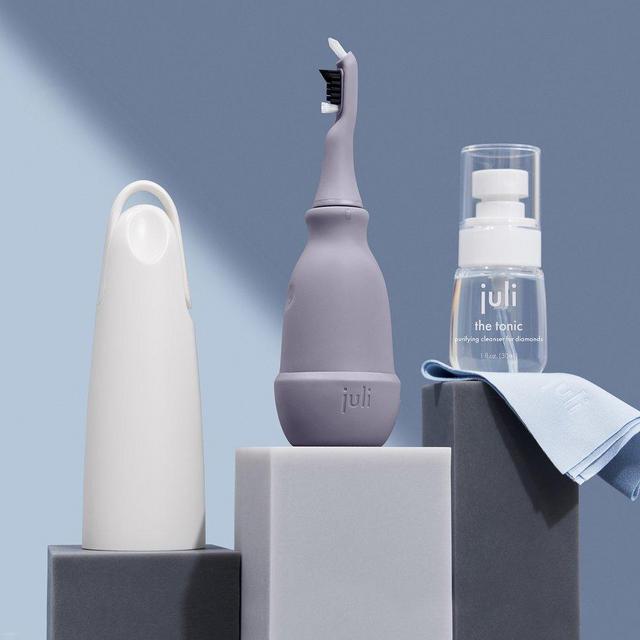 The juli Diamond Cleaning Essentials Kit