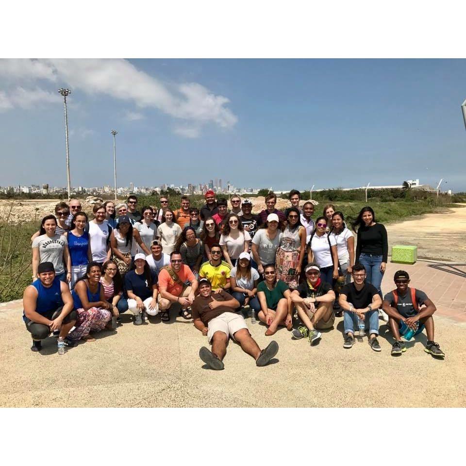 We met in Barranquilla, Colombia, on a missions trip!
-
Nos conocimos en Barranquilla, Colombia; en un viaje misionero.