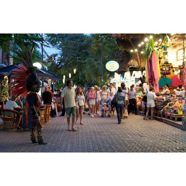 La Quinta Avenida full of shops, restaurants and street performers