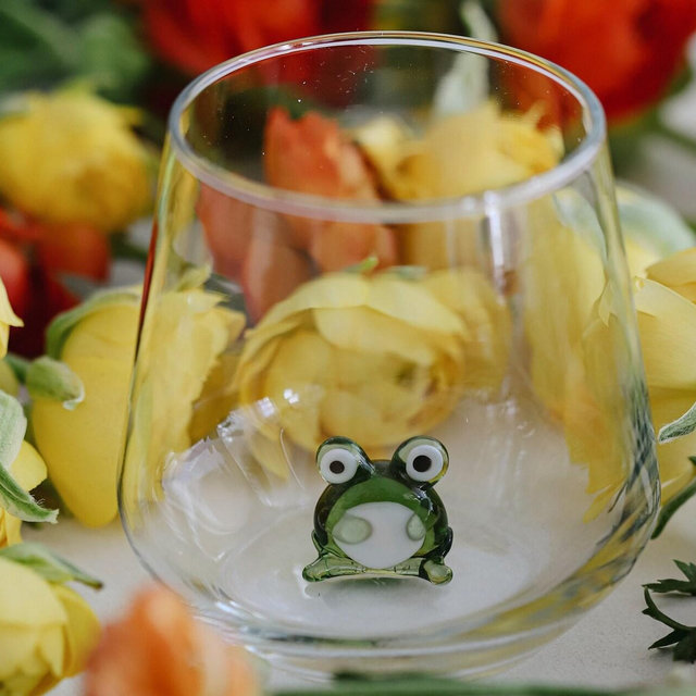 Drinking Glasses with Tiny Handmade Frog Figurines, Frog Lover Gift, Cute Frog, Stemless Wine Glass, Frog Table Décor, Funny Glass Cup, Gift