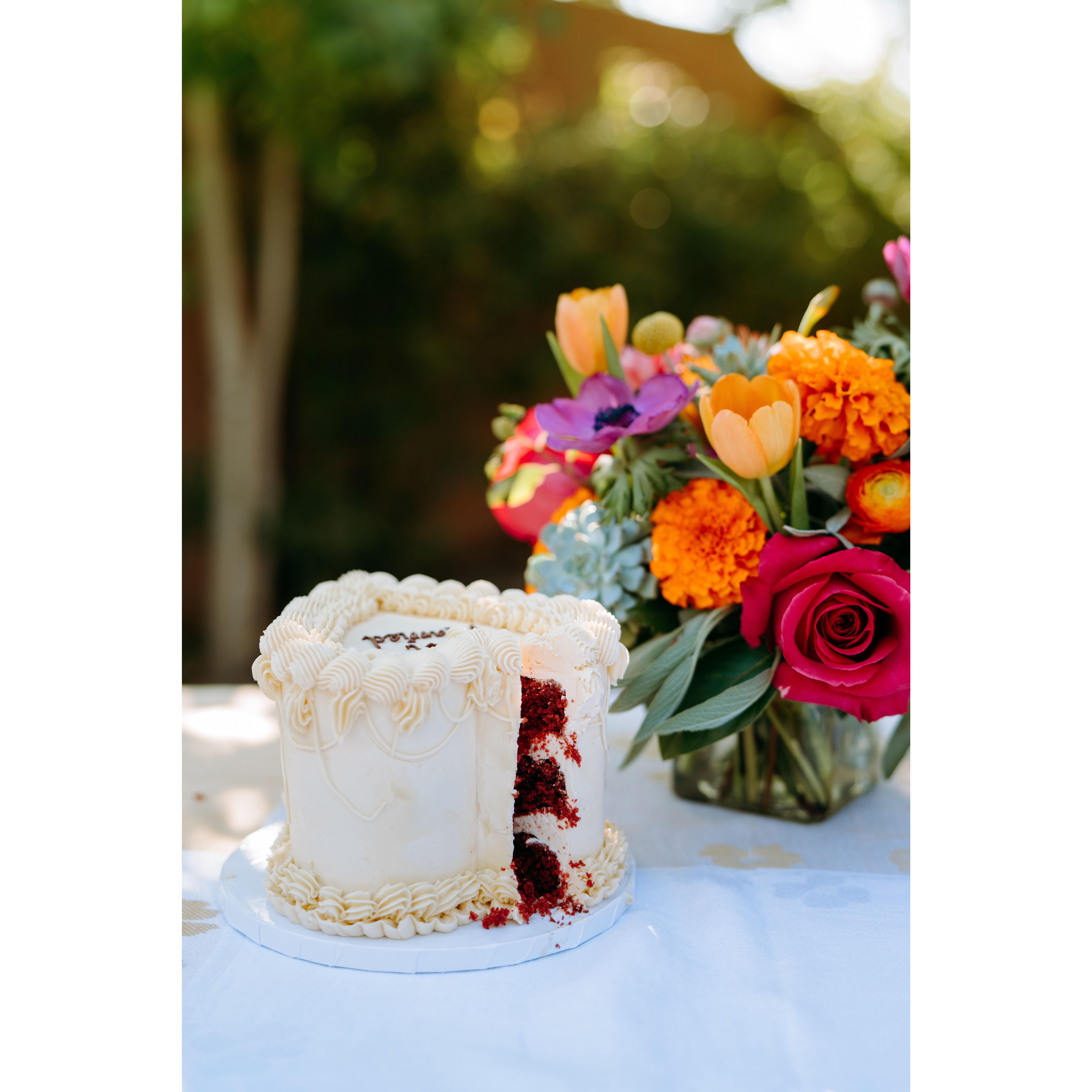 Cake table with bouquet of flowers (red velvet flavor)