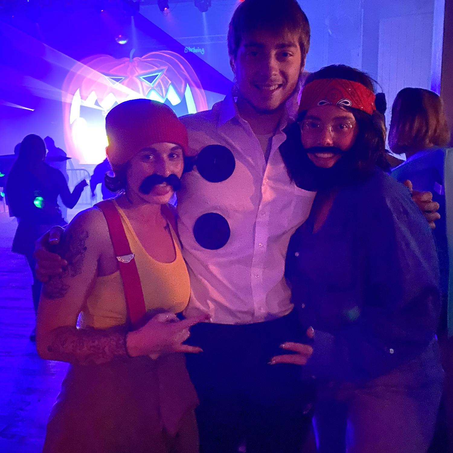 Halloween bar crawl. Yes Sydney and I went as cheech and Chong 😂