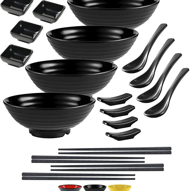 Practimondo 4 Noodle Bowls Set - large 32oz Ramen Bowl Set for authentic Asian Cuisine - with Dipping Bowls, Spoons, Chopsticks & Chopstick Stands. Enjoy Thai Miso Udon Wonton (4 Bowl Set, Black)