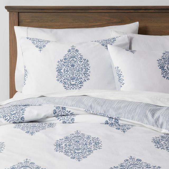 King Family-Friendly Duvet & Sham Set White/Blue Medallion - Threshold™