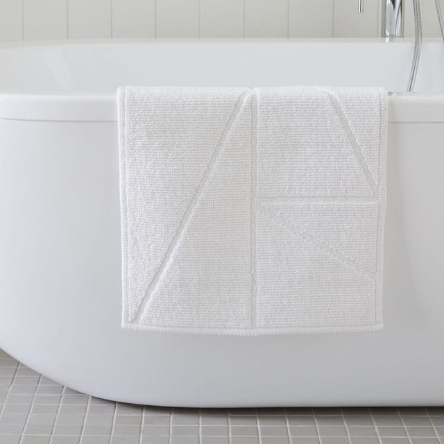 Organic Triangle Sculpted Bath Mat, White, 17"x25"