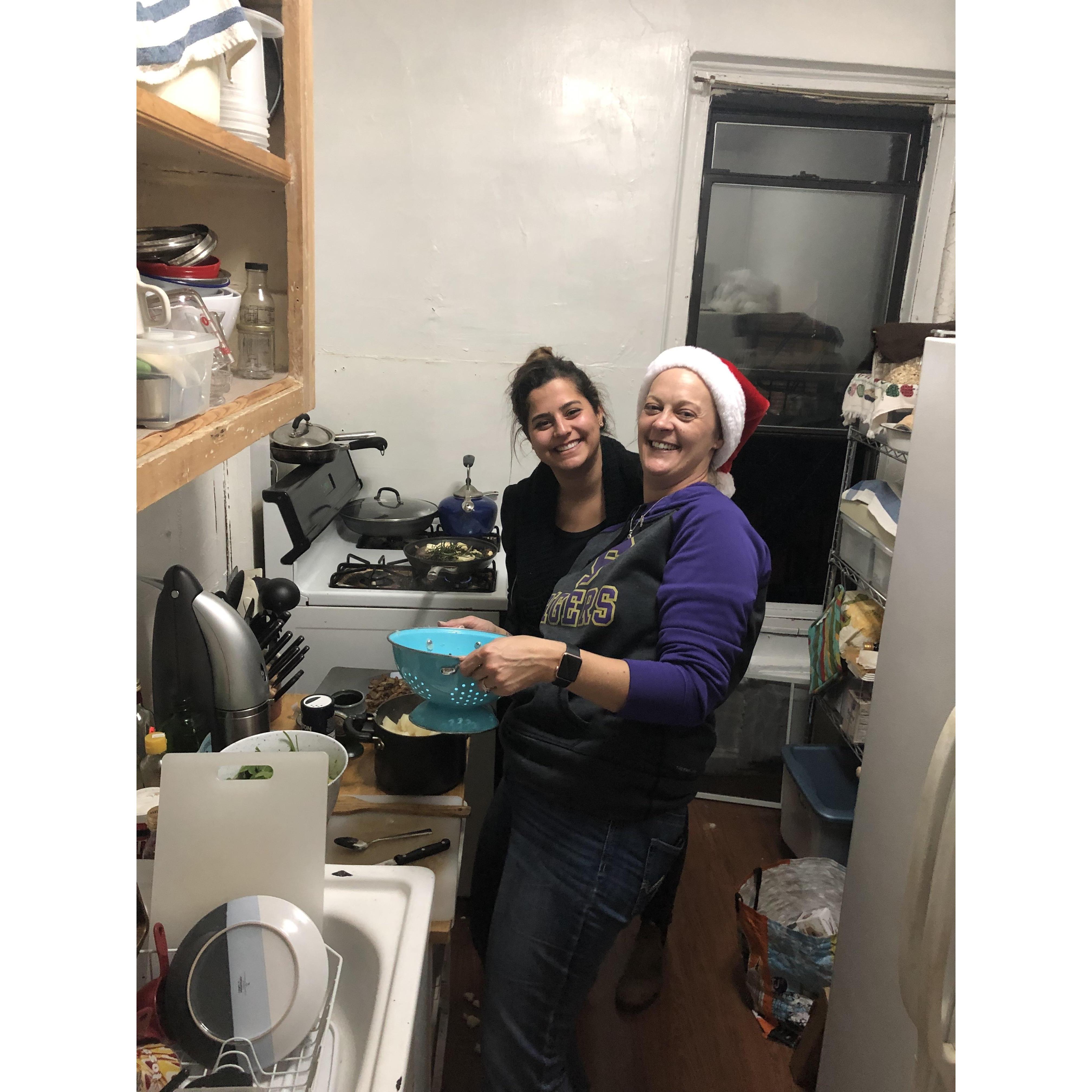 Friends Christmas 2018: Yaara and Angela baking sugar cookies!