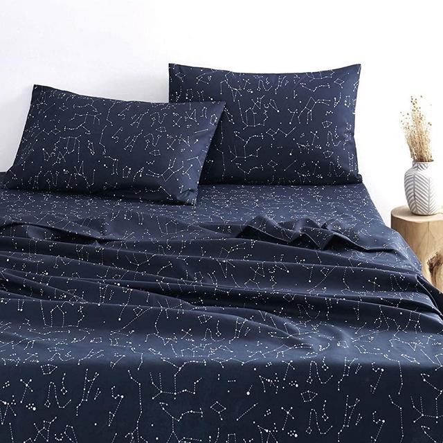 Wake In Cloud - Constellation Sheet Set, Navy Blue with White Space Stars Pattern Printed, Soft Microfiber Bedding (4pcs, King Size)