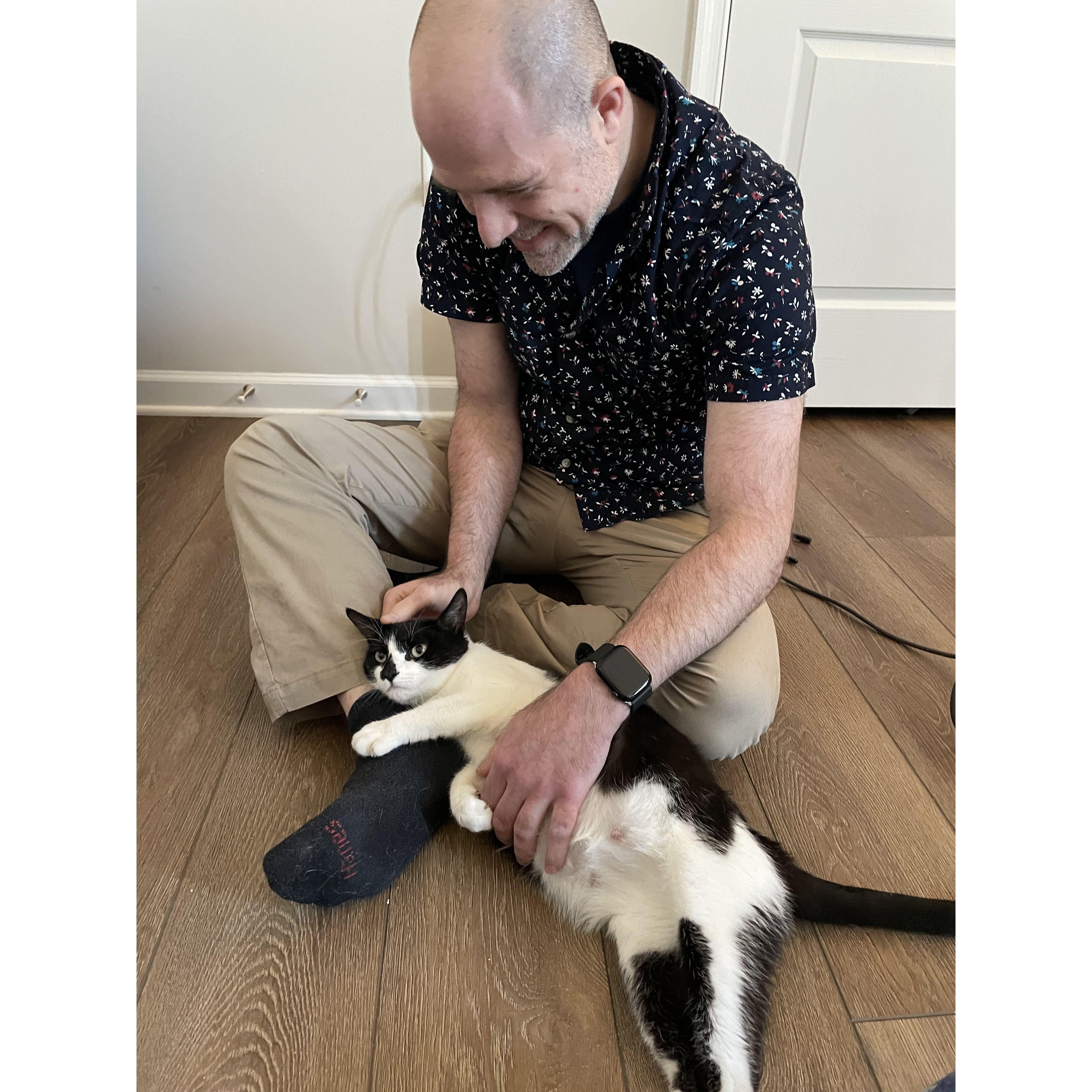 Joshua visiting Aaron and Liza and meeting one of their pregnant foster cats