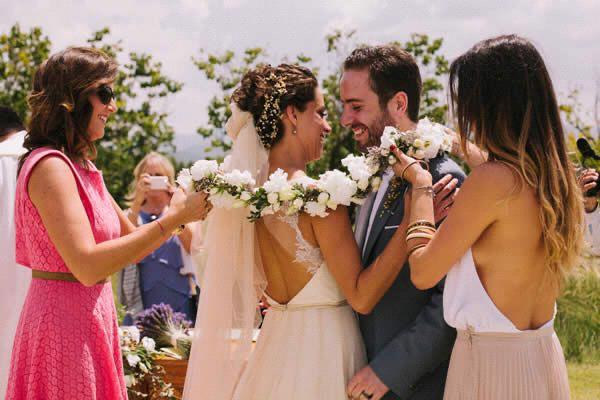 La tradición del lazo de boda se realiza después de los votos utilizando una cuerda para unirse a la pareja. Se coloca sobre los hombros de la pareja y simboliza su unión eterna y su estado como uno.