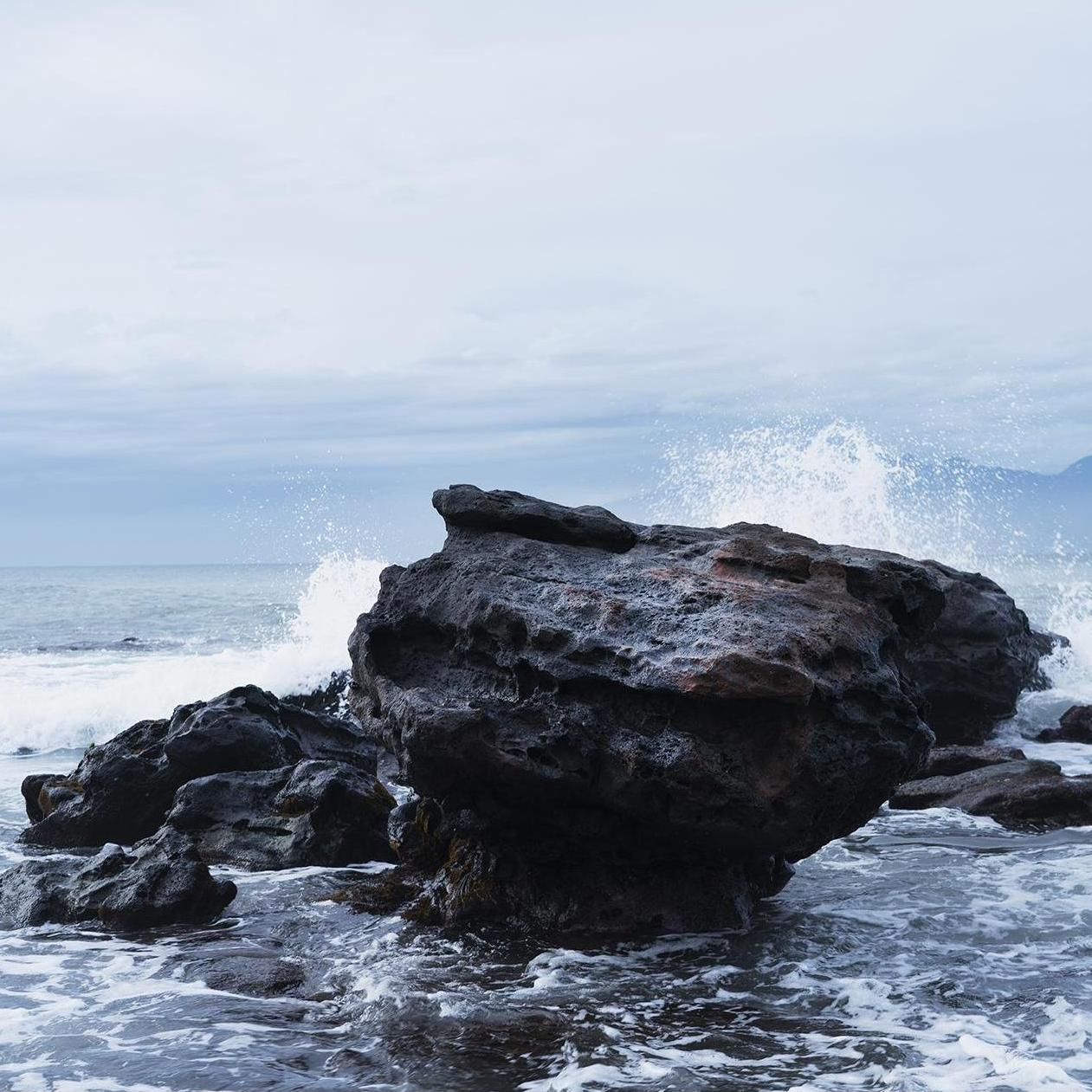 Rocks and waves at Ho'okipa beach!