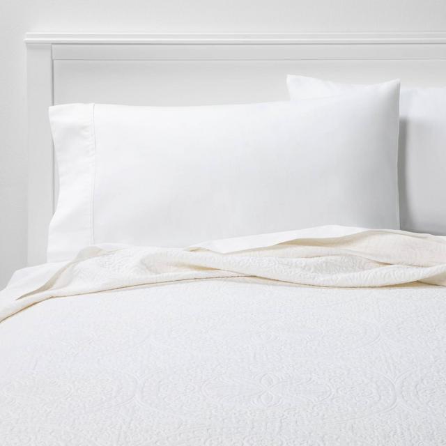 Full/Queen Matelasse Medallion Coverlet White - Threshold™