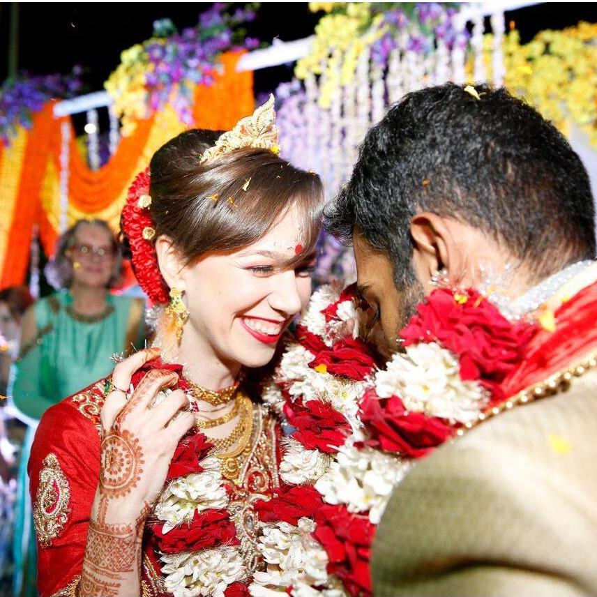 Exchanging garlands