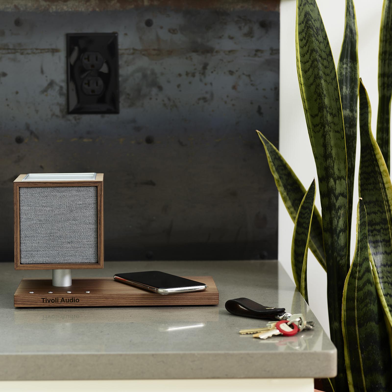 Tivoli　Audio Revive ブラック REV-0112-ROW Tivoli Audio, Revive Bluetooth Speaker with Wireless Charging Pad