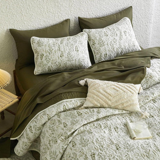 Wake In Cloud - Floral Quilt Set, Botanical Vintage Flower Coquette Cottagecore for Women Teen Girls, Reversible Lightweight Bedspread Coverlet, 3 Pieces, Olive Green, King Size