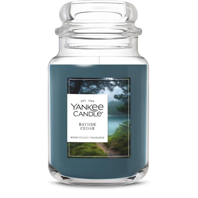 Yankee Candle Bayside Cedar, Scented Candle, 22oz Large Jar with up to 150 Hour Burn Time, Giftable