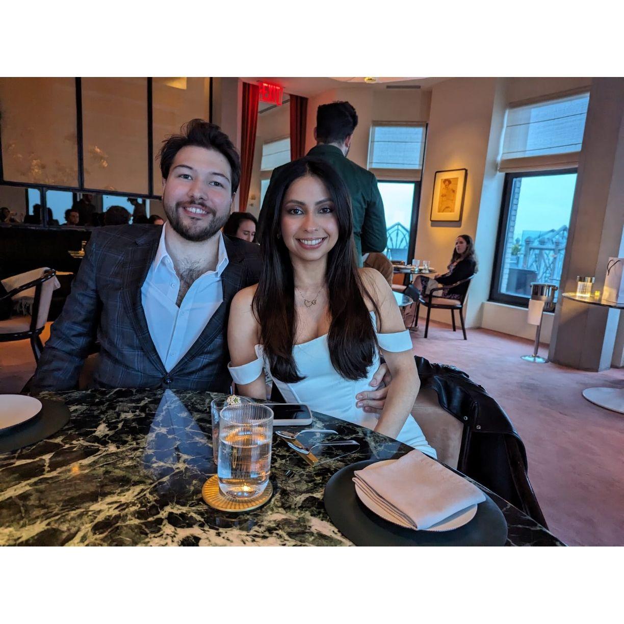 Nuestro restaurante favorito en Nueva York. Vinimos por la comida. Volvimos un año después por el anillo.