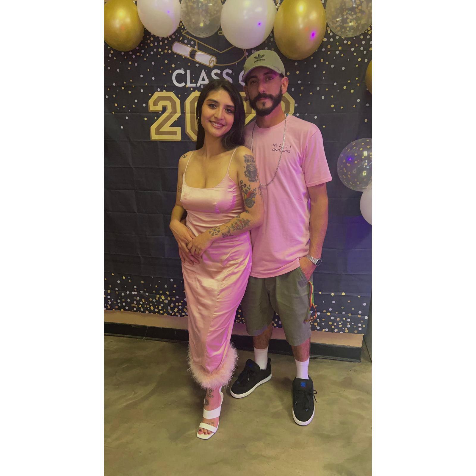 Esta foto fue tomada en la fiesta de graduacion de la novia a finales de Agosto, 2023.