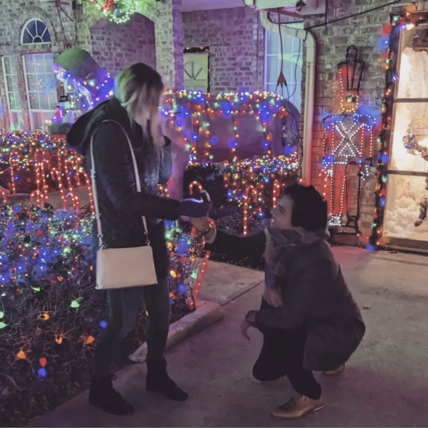 The moment he asked me to be his wife. - En el momento en que me pidió que fuera su esposa.