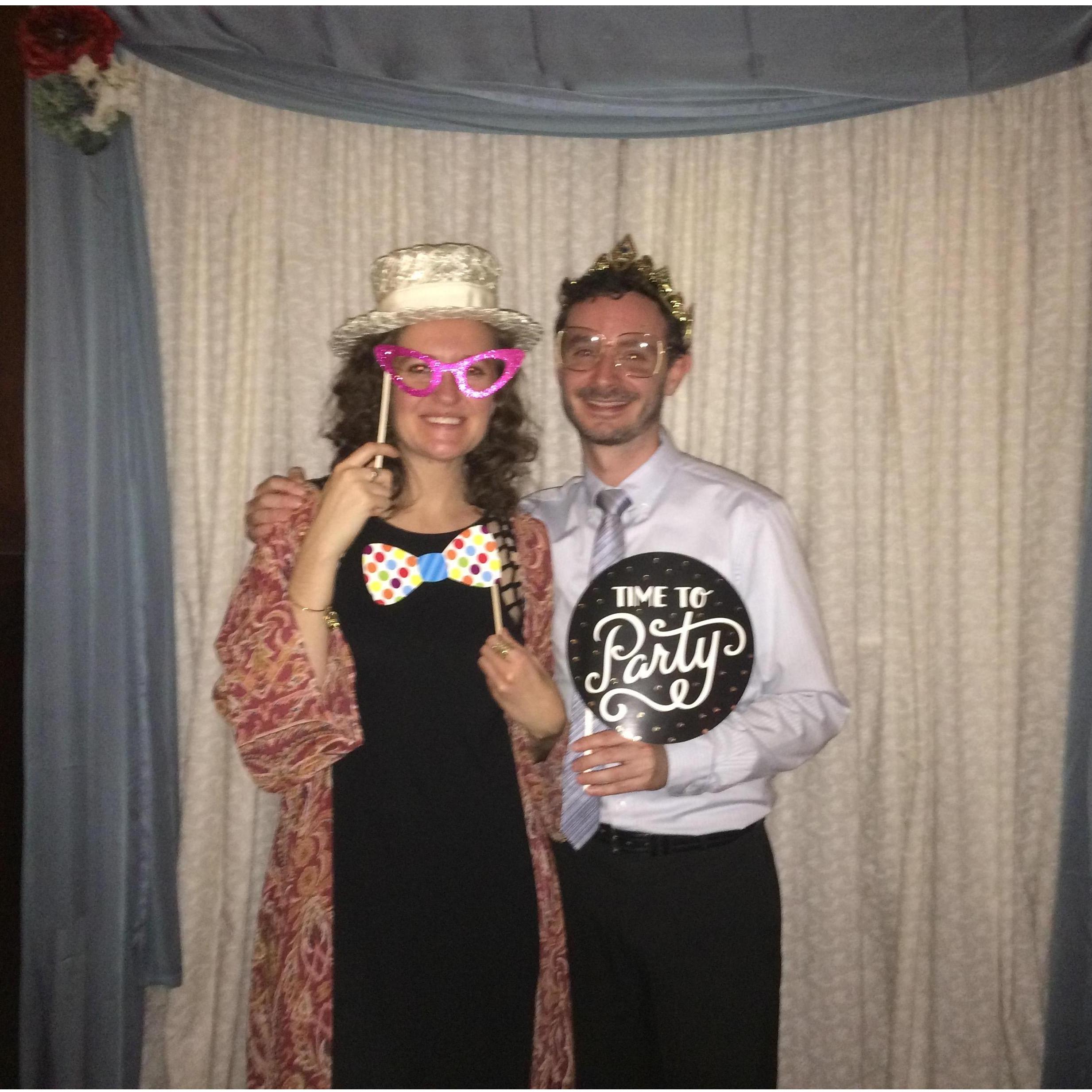 Having fun at the photo booth.
Divirtiéndonos con las fotos en el matrimonio