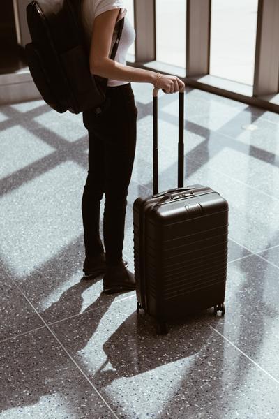 BEIS 21" Carry-On Roller - Black