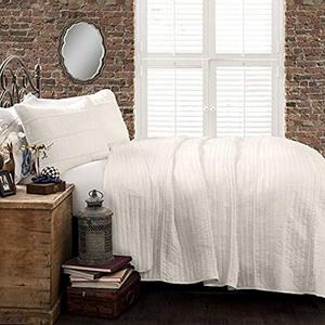 King 3 Piece Quilt Set- White Pom