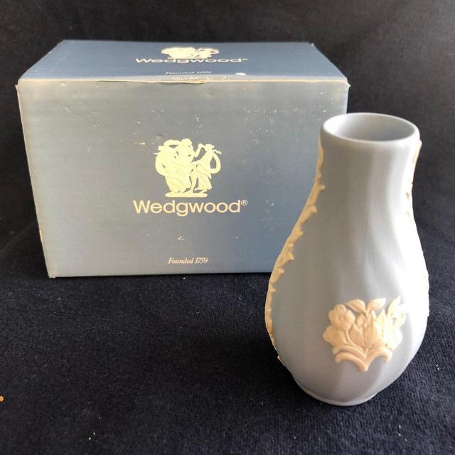 Wedgwood BLUE Jasperware Floral Swirl Medium Size 3" Vase Bottle (IOB)