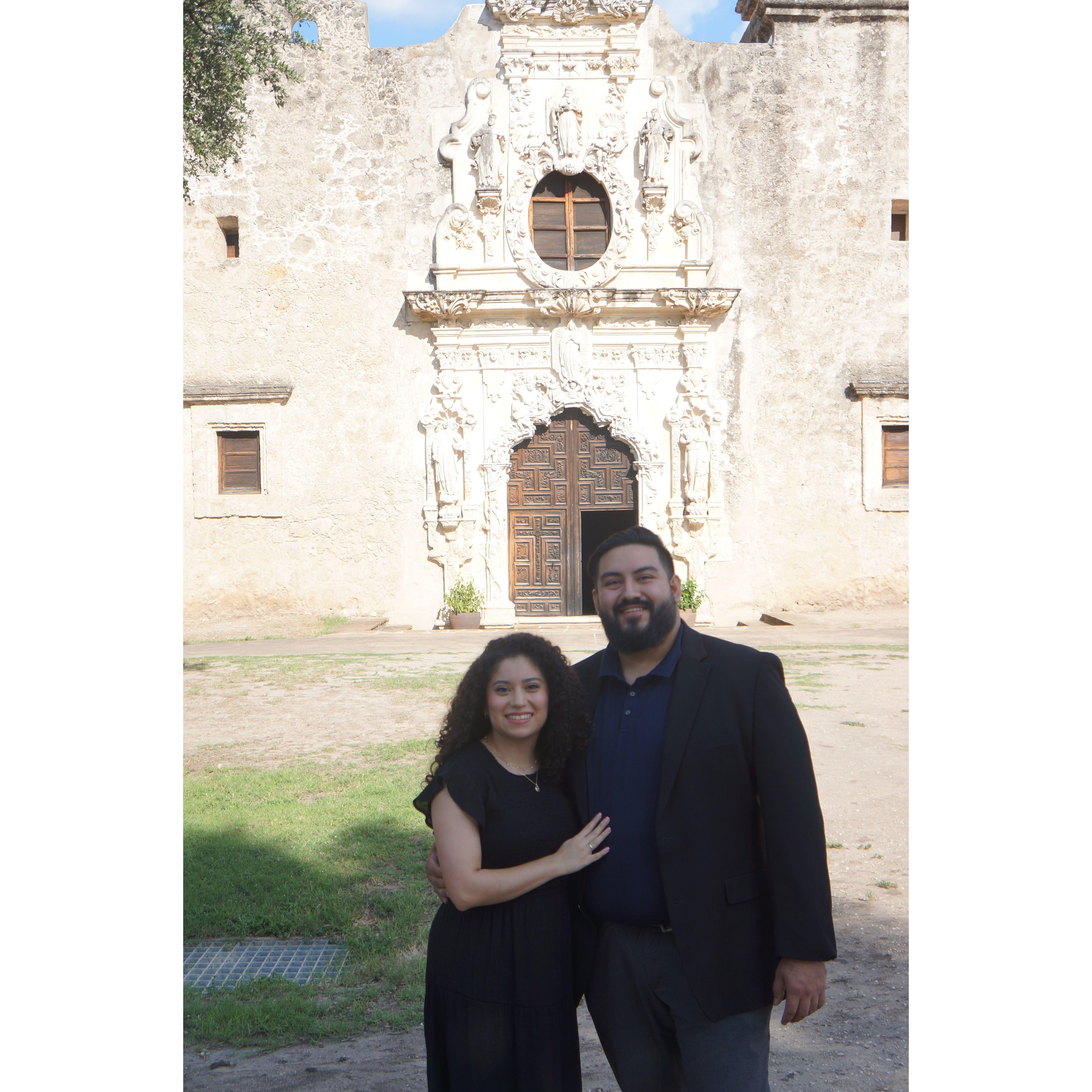 Visiting Mission San Jose without any suspicion of a proposal. Visitando la misión San José sin ninguna sospecha de una propuesta de matrimonio.